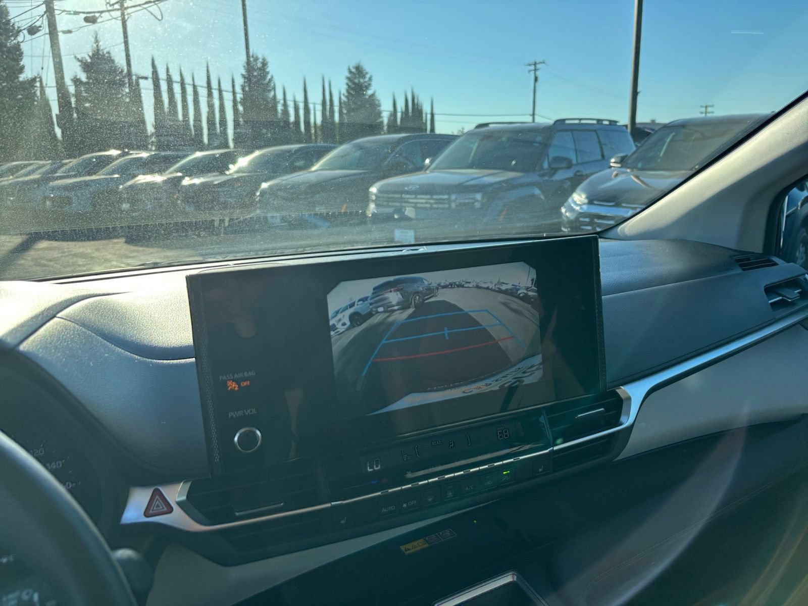 Used 2025 Toyota Sienna XLE FWD image 26