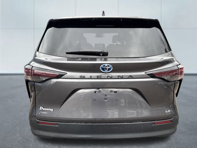 Used 2025 Toyota Sienna LE image 3