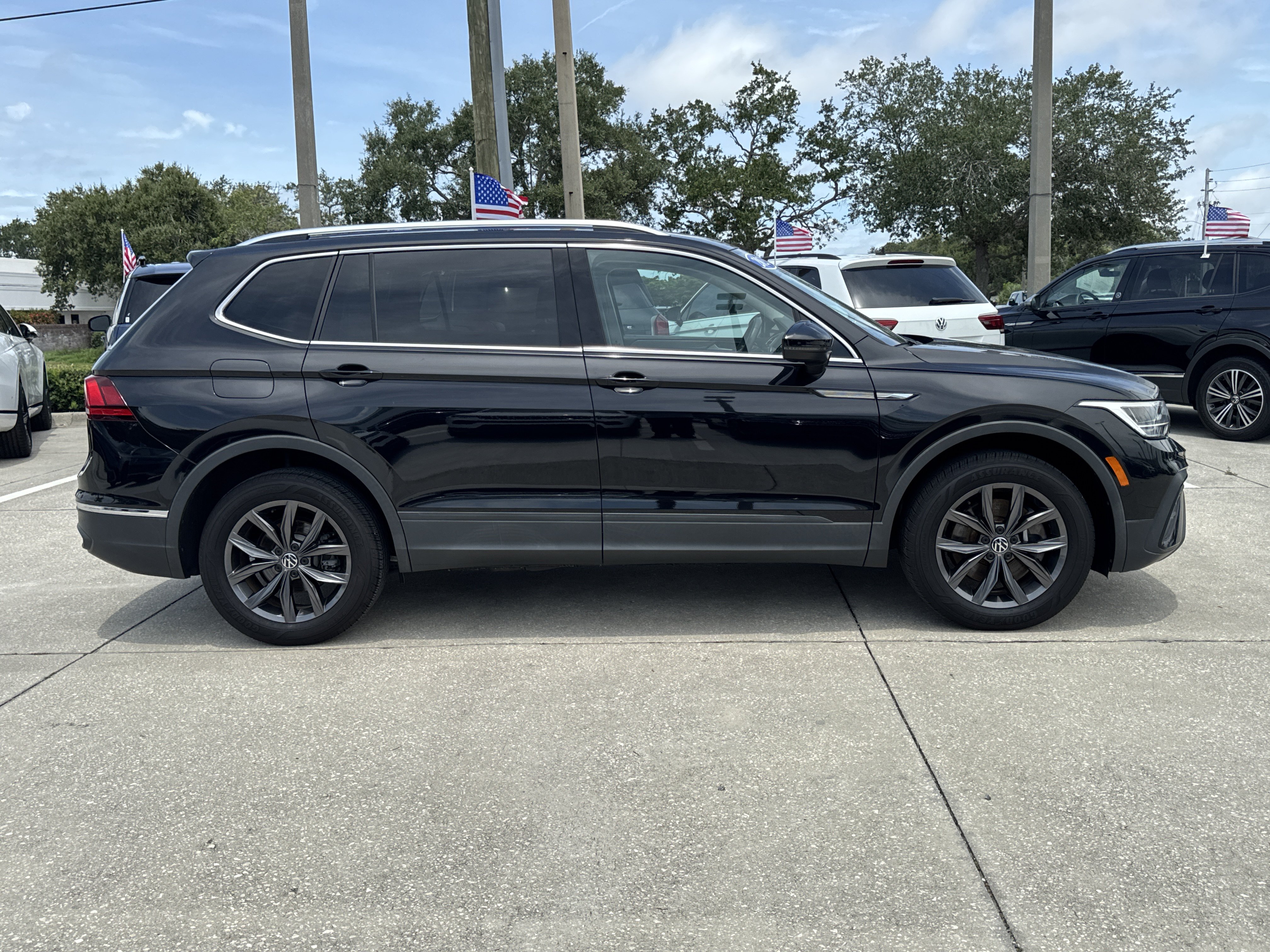 Used 2023 Volkswagen Tiguan SE FWD image 3