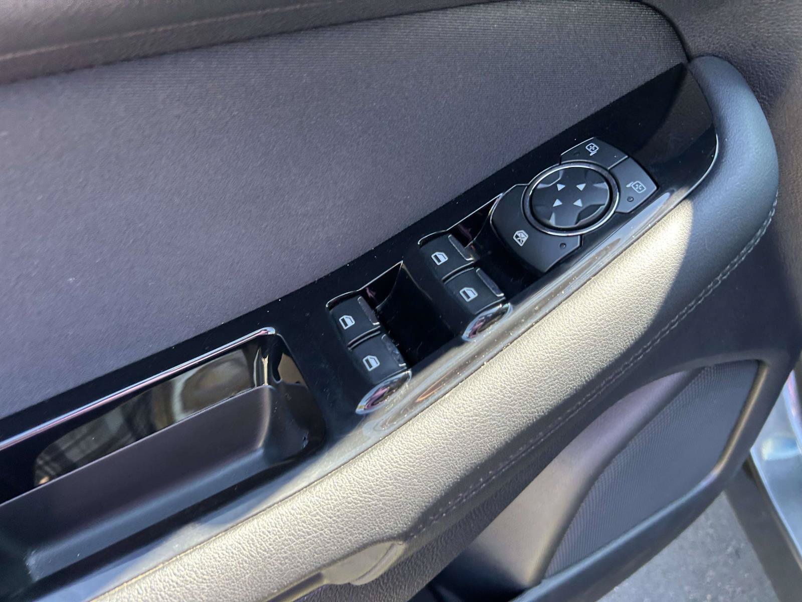Used 2018 Ford Edge SEL FWD image 13