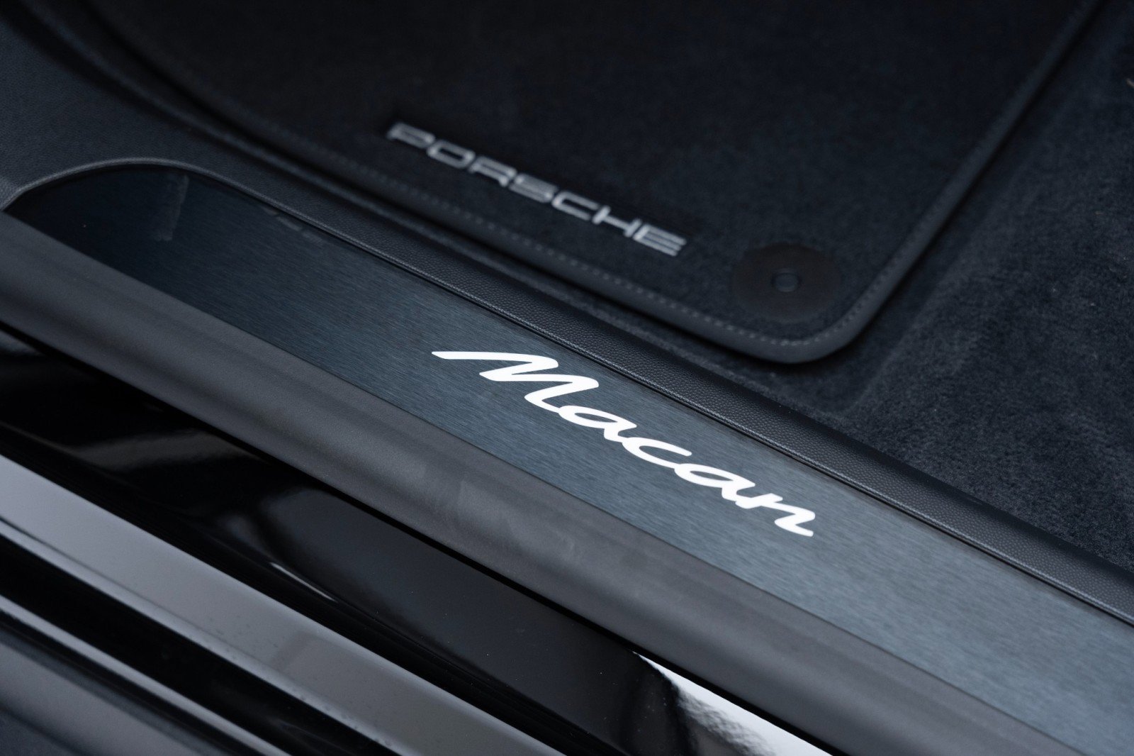 Certified 2025 Porsche Macan Electric image 14