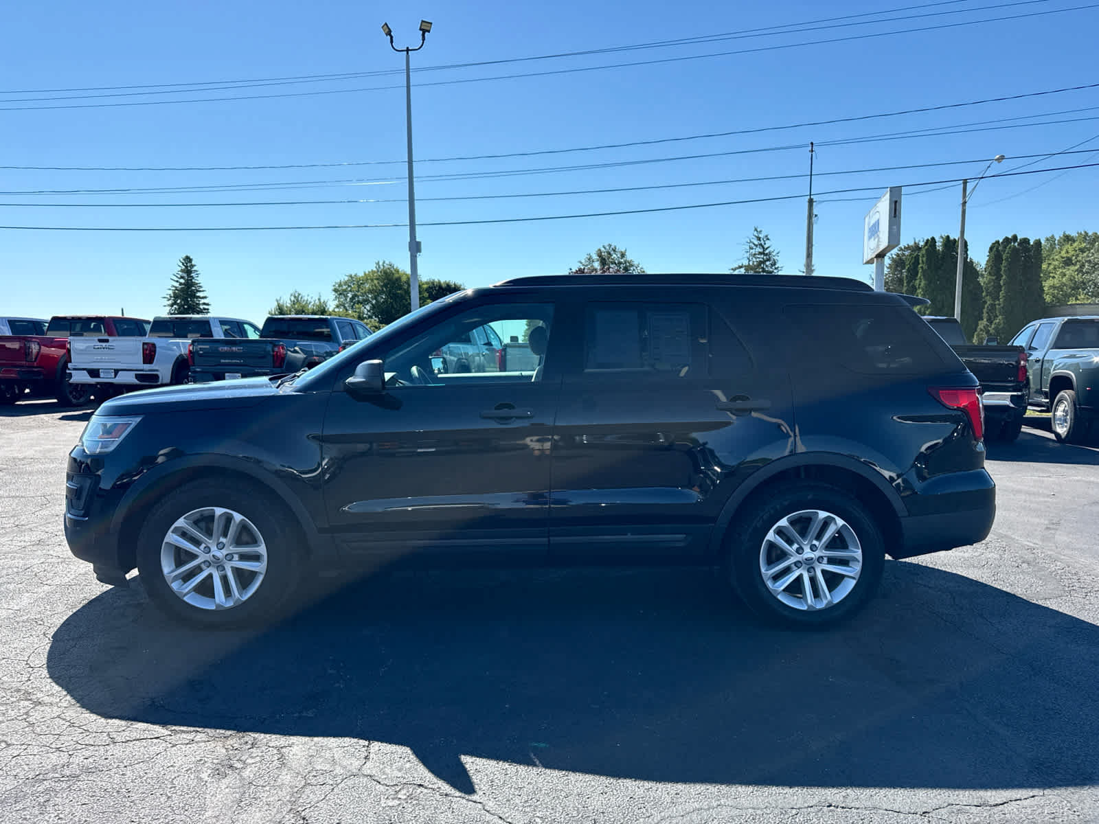Used 2017 Ford Explorer FWD image 2
