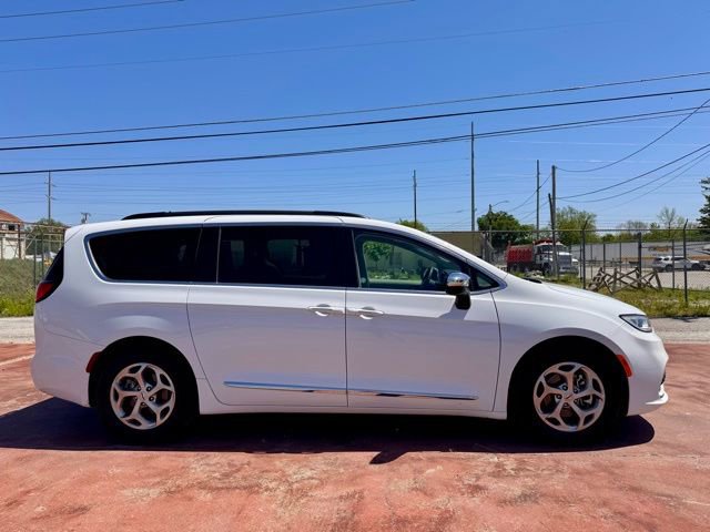 Used 2023 Chrysler Pacifica Limited FWD image 4