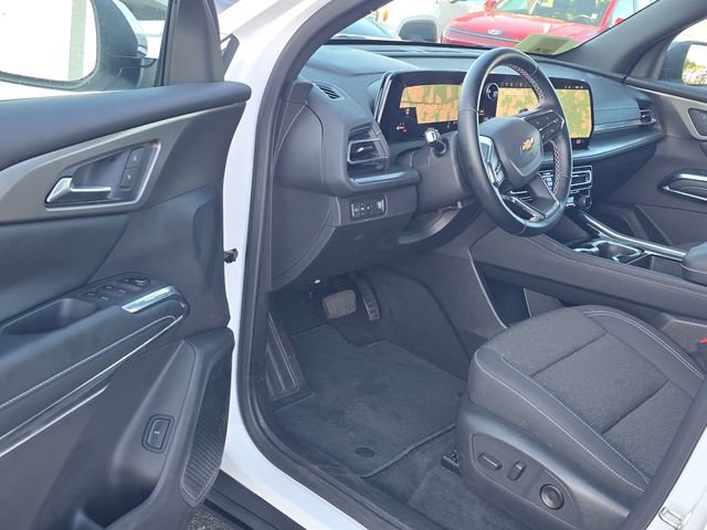 Used 2025 Chevrolet Traverse LT FWD image 9