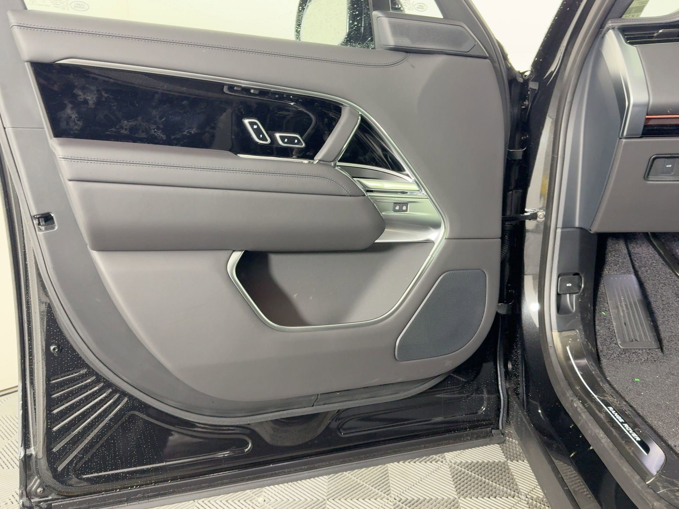 New 2026 Land Rover Range Rover Long Wheelbase SE AWD/4WD image 19