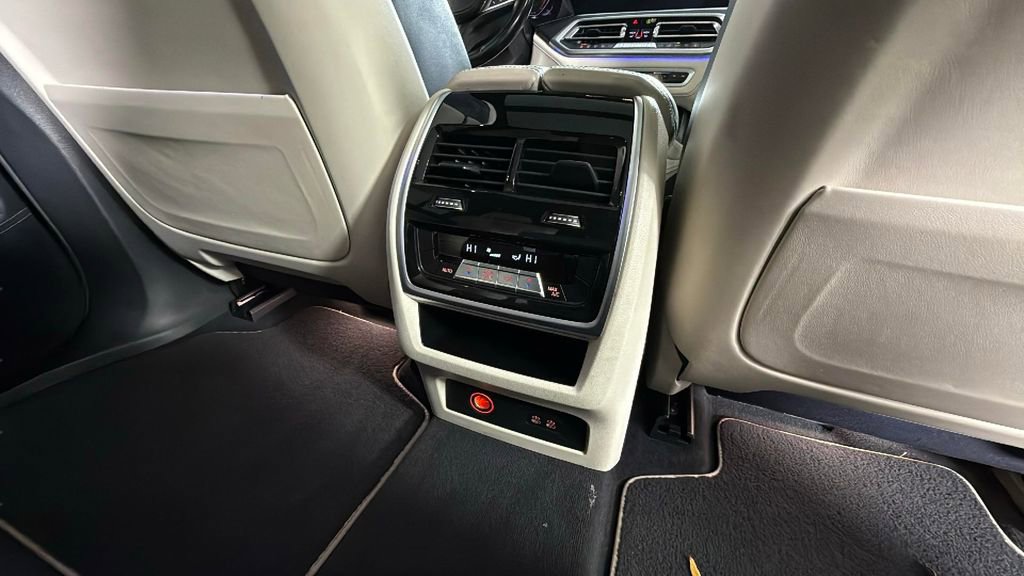 Used 2021 BMW X7 xDrive40i w/ M Sport Package AWD/4WD image 38