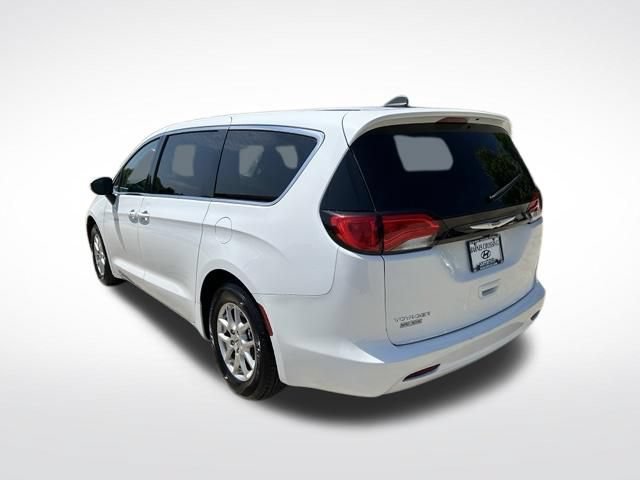 Used 2023 Chrysler Voyager LX FWD image 5