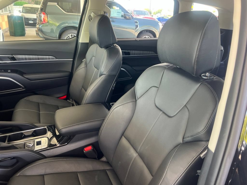 Certified 2025 Kia Telluride EX w/ EX Captain's Chair Package AWD/4WD image 5