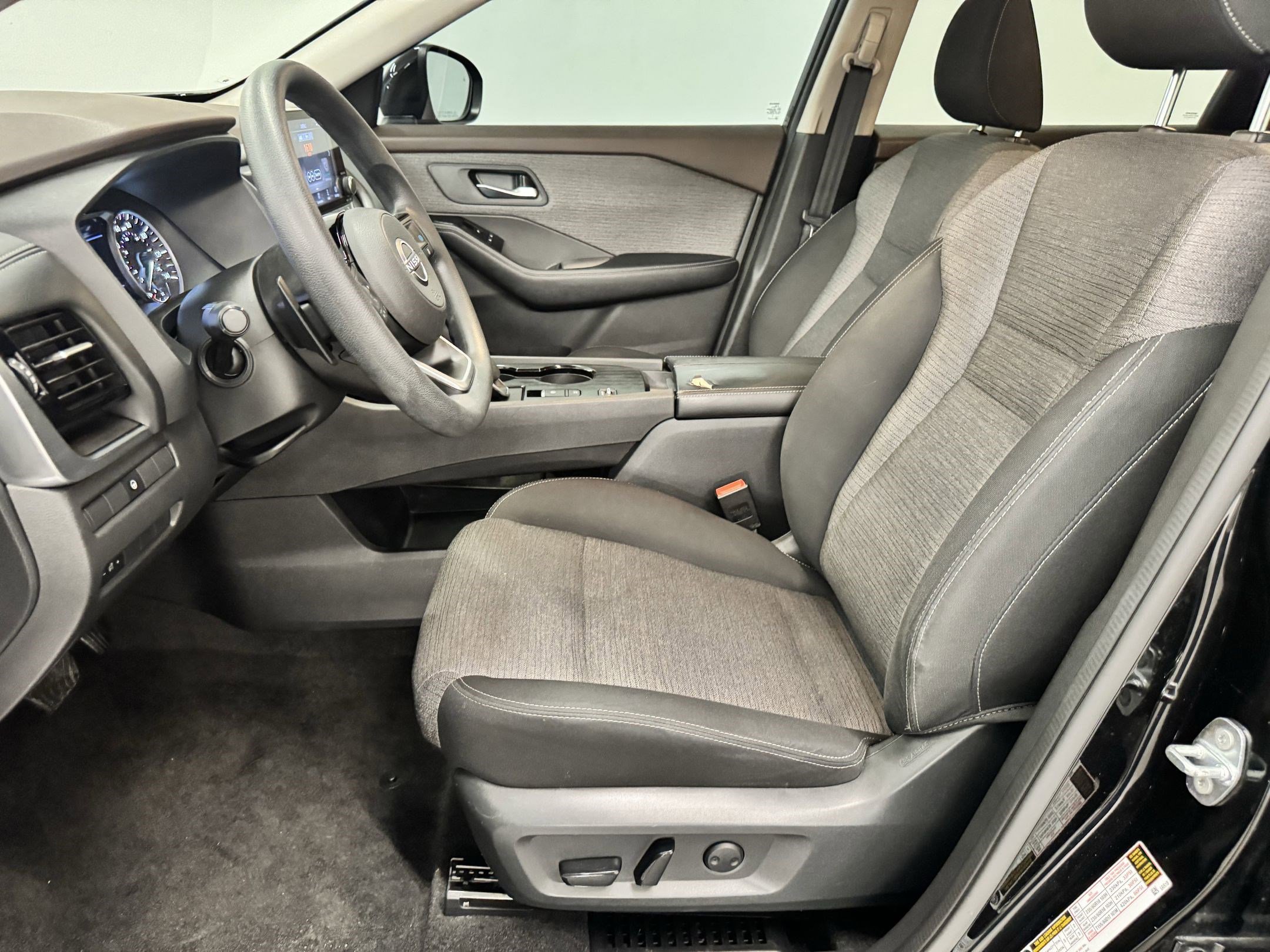 Used 2022 Nissan Rogue SV image 3