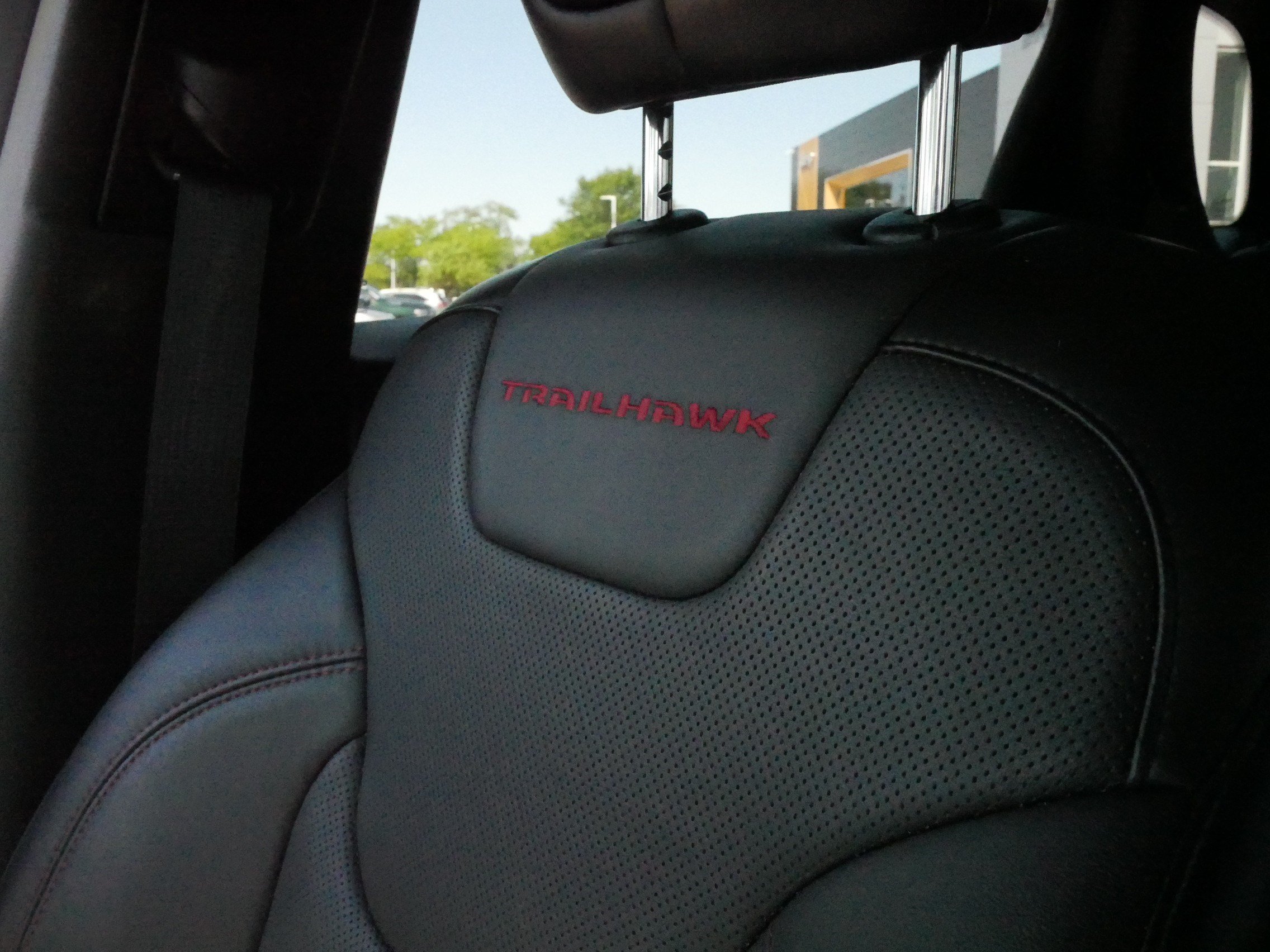 Used 2019 Jeep Cherokee Trailhawk AWD/4WD image 32