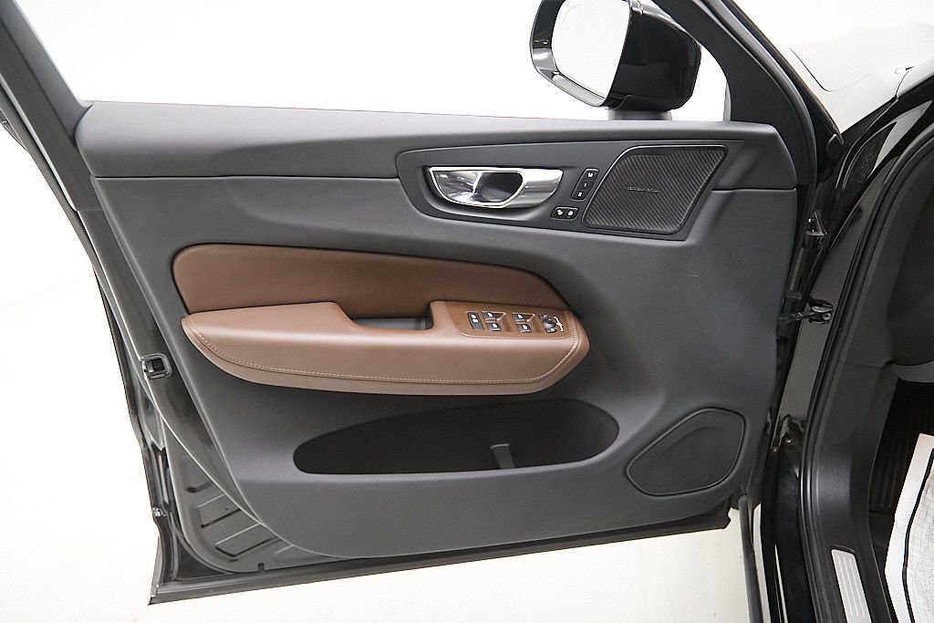 Used 2023 Volvo XC60 B5 Plus w/ Climate Package image 10