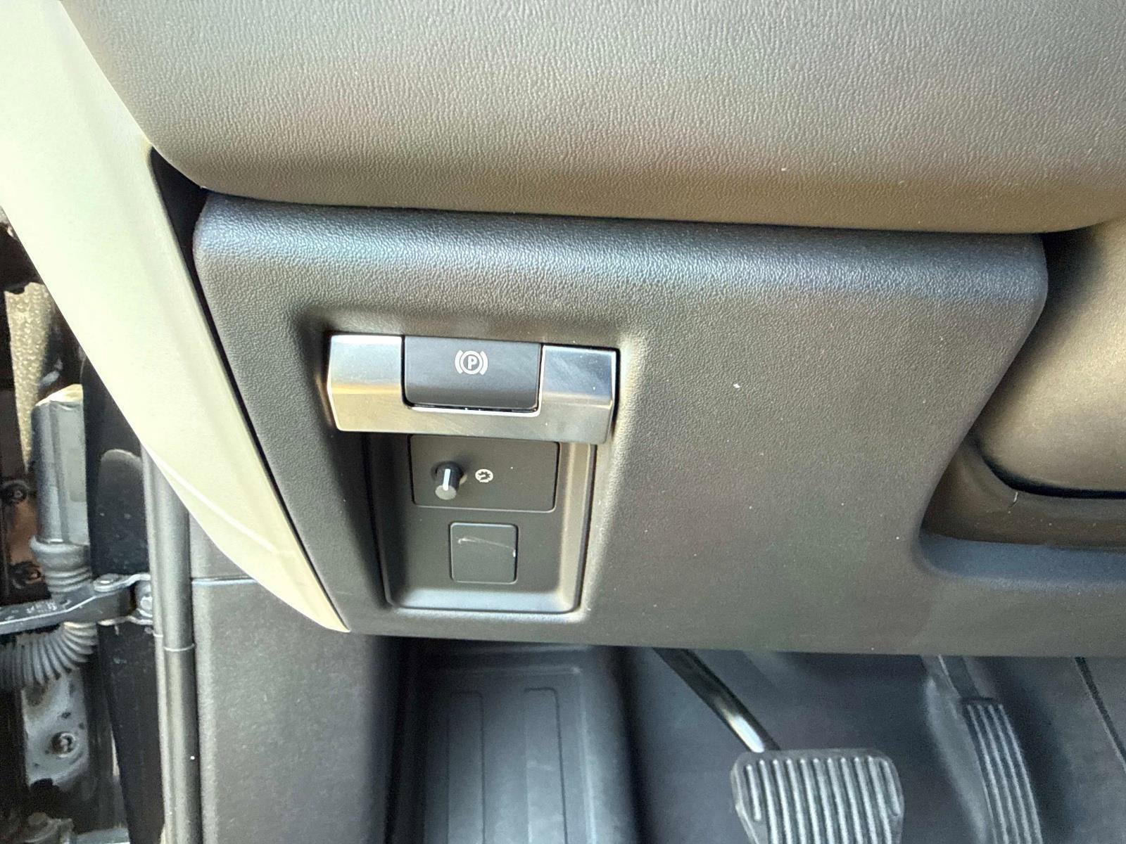 Used 2024 Land Rover Defender 90 S image 28