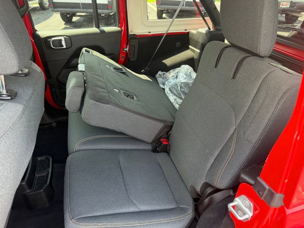 Used 2025 Jeep Wrangler Unlimited Sahara AWD/4WD image 33