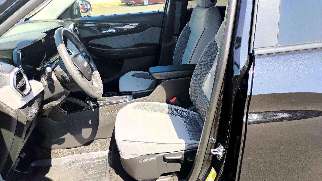 Used 2025 Chevrolet TrailBlazer LS w/ LS Convenience Package image 16