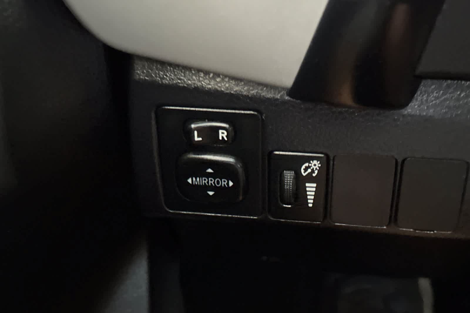 Used 2017 Toyota Corolla LE w/ Carpet Mat Package (TMS) FWD image 30