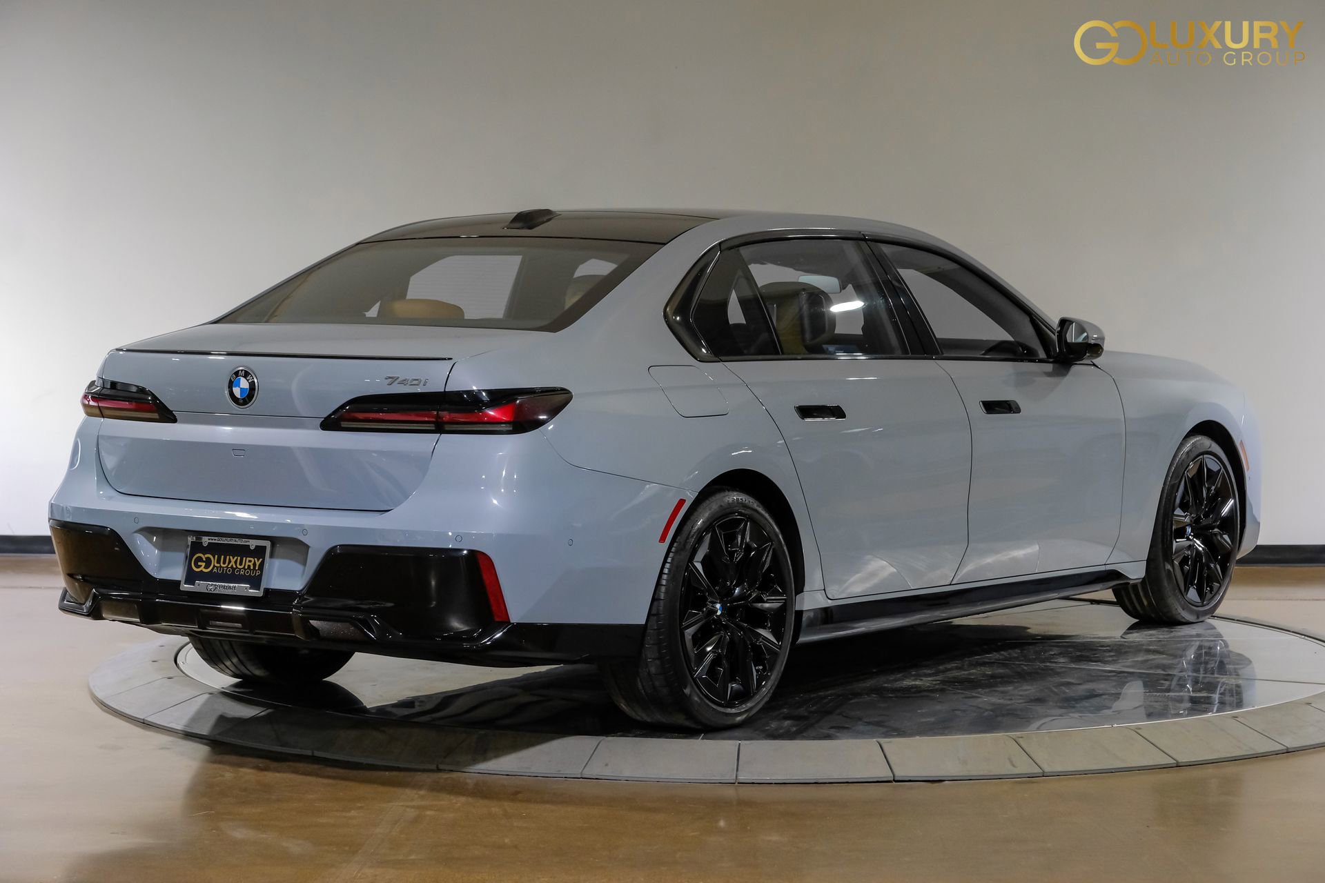 Used 2023 BMW 740i image 10