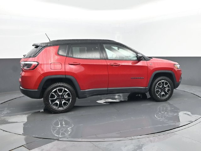 Used 2025 Jeep Compass Trailhawk AWD/4WD image 4
