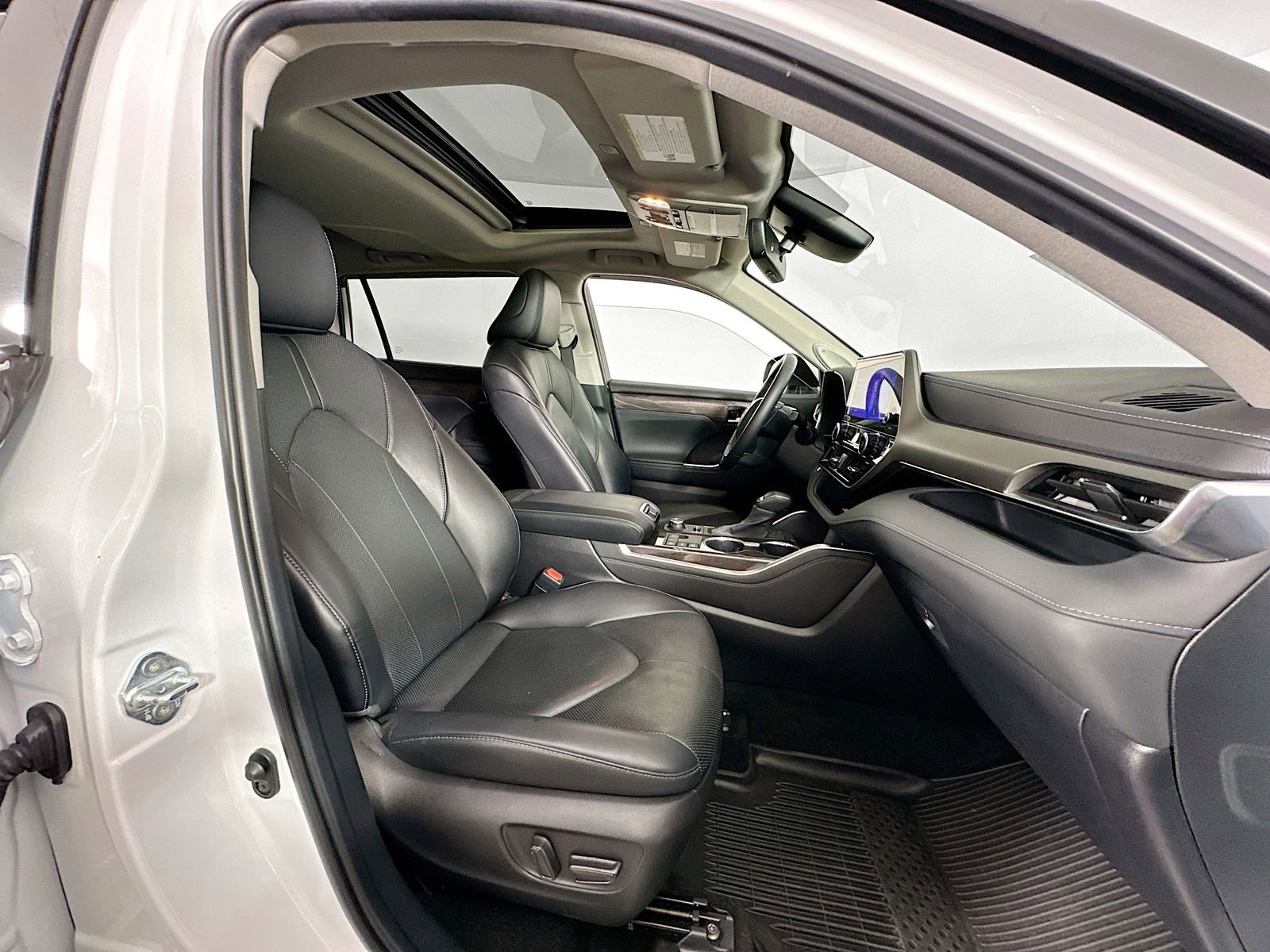 Used 2024 Toyota Highlander Limited image 31