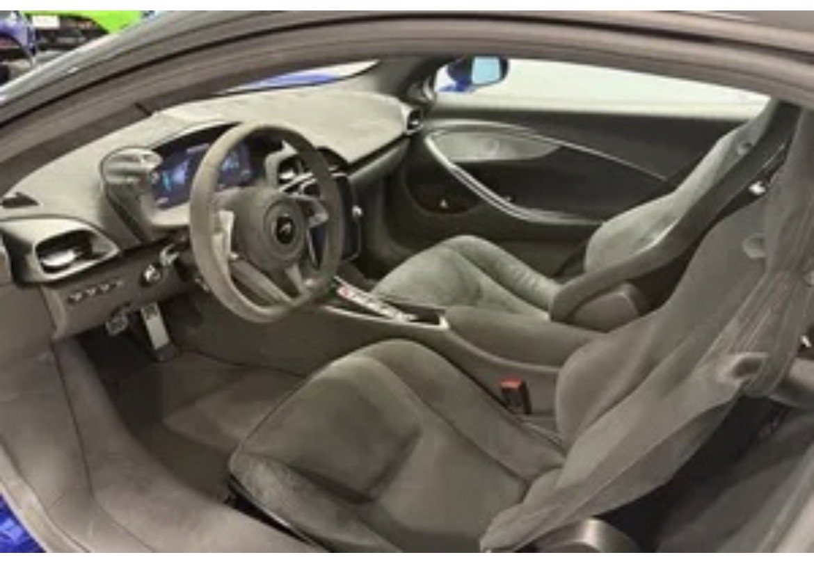 Used 2023 McLaren Artura image 2