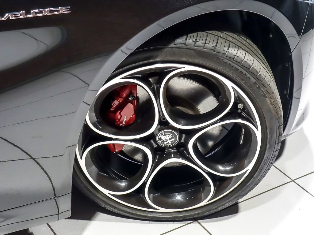 Used 2022 Alfa Romeo Giulia Veloce AWD/4WD image 11