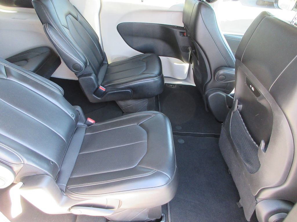 Used 2024 Chrysler Pacifica Touring-L FWD image 17