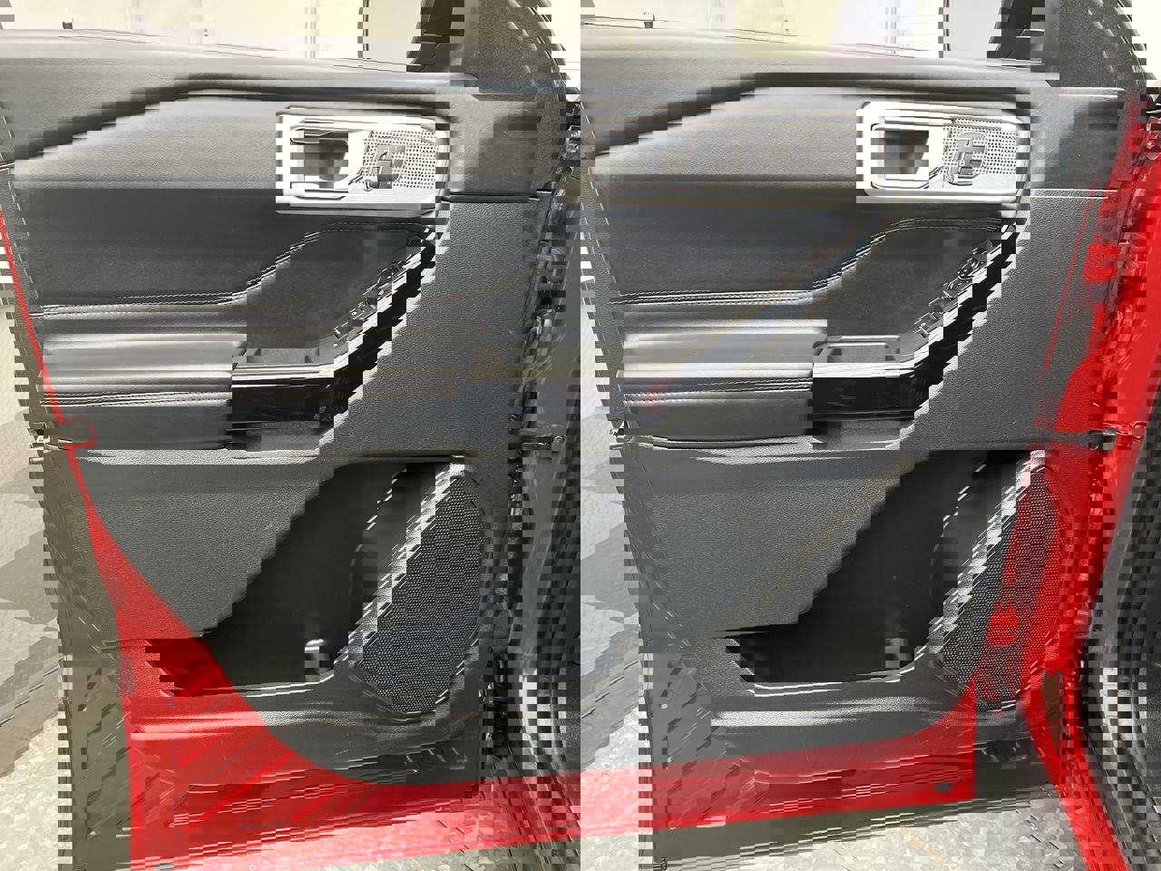 Certified 2023 Ford Explorer Platinum w/ Equipment Group 601A AWD/4WD image 9