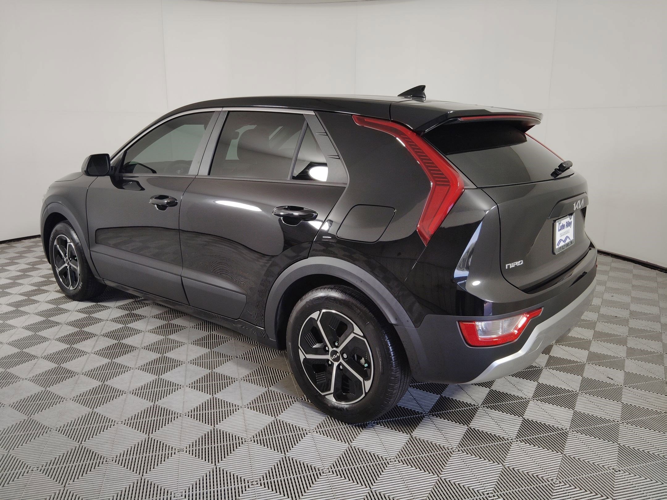 Used 2023 Kia Niro LX image 3