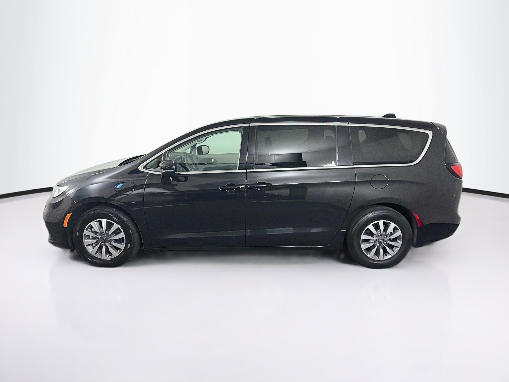 Used 2023 Chrysler Pacifica Touring-L FWD image 4