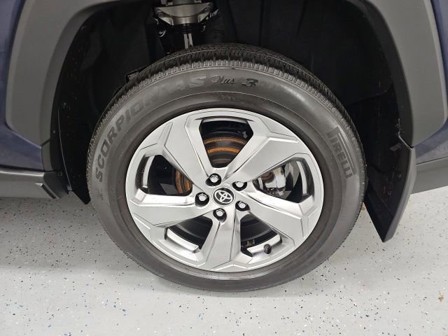 Used 2020 Toyota RAV4 Limited image 10