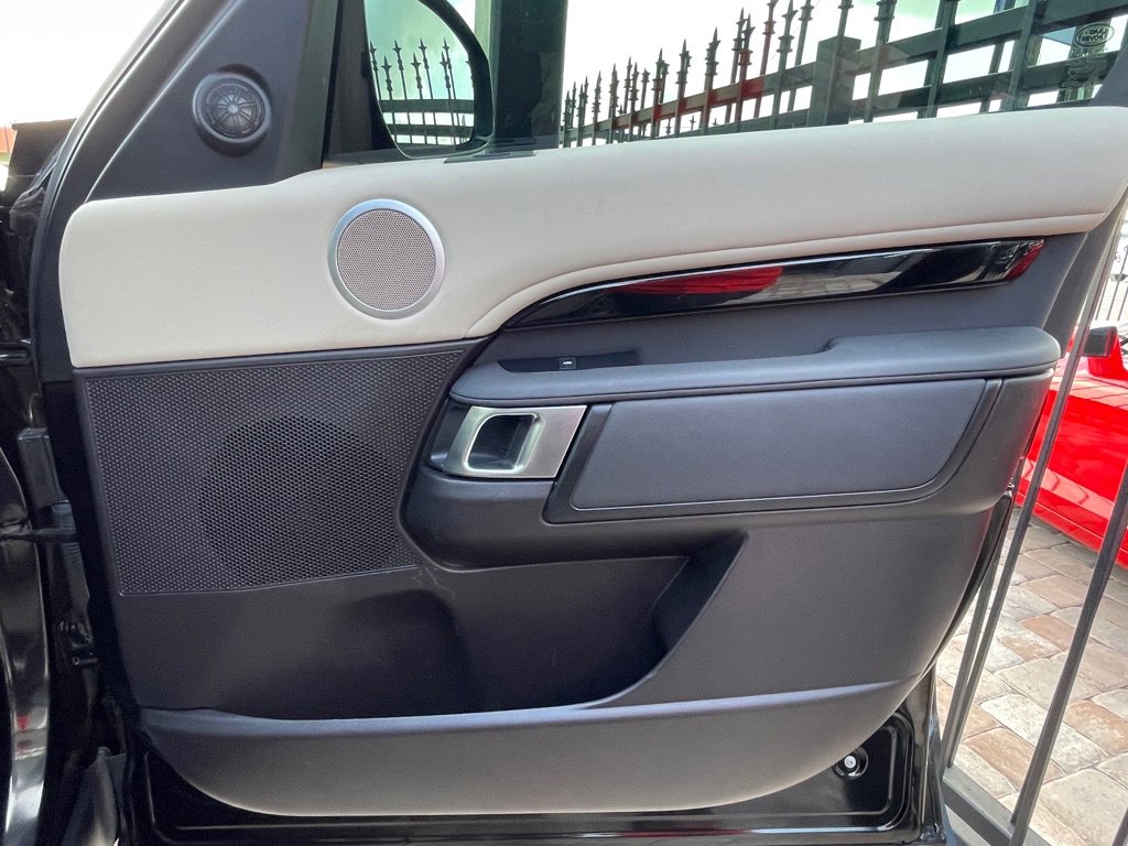 Used 2017 Land Rover Discovery SE image 36