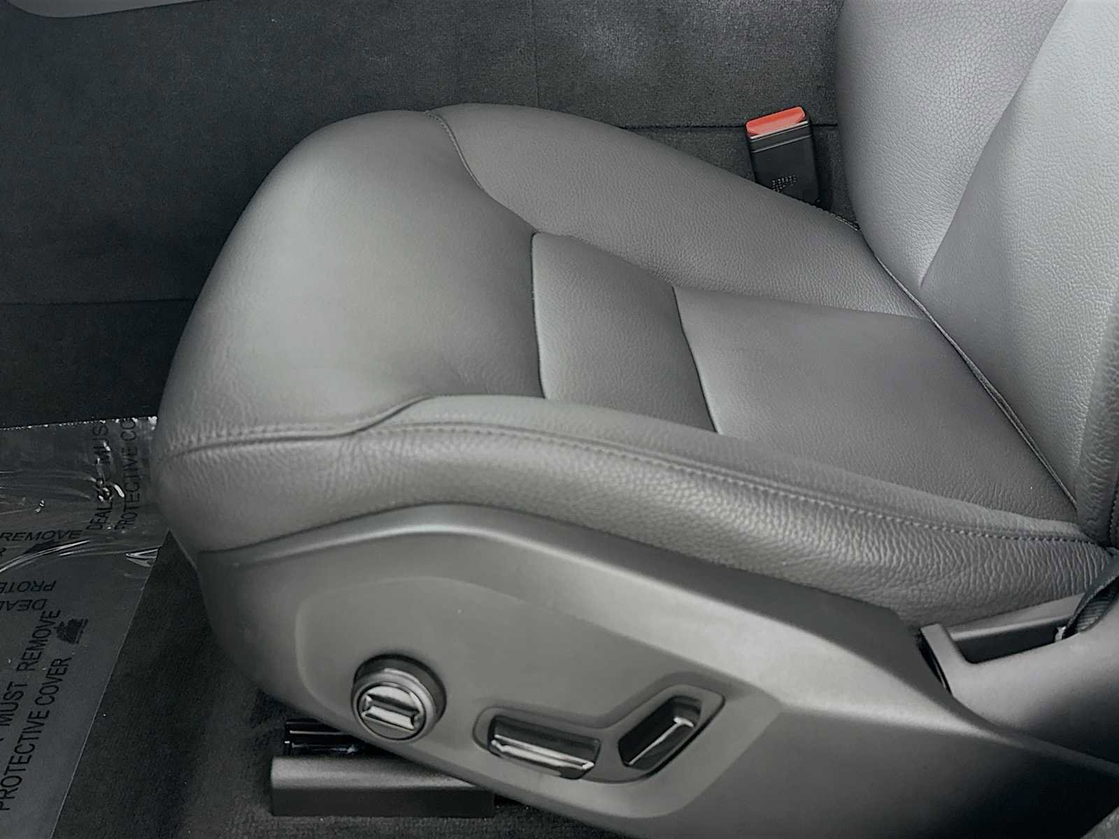 Certified 2025 Volvo XC60 T8 Plus w/ Protection Package Premier image 18