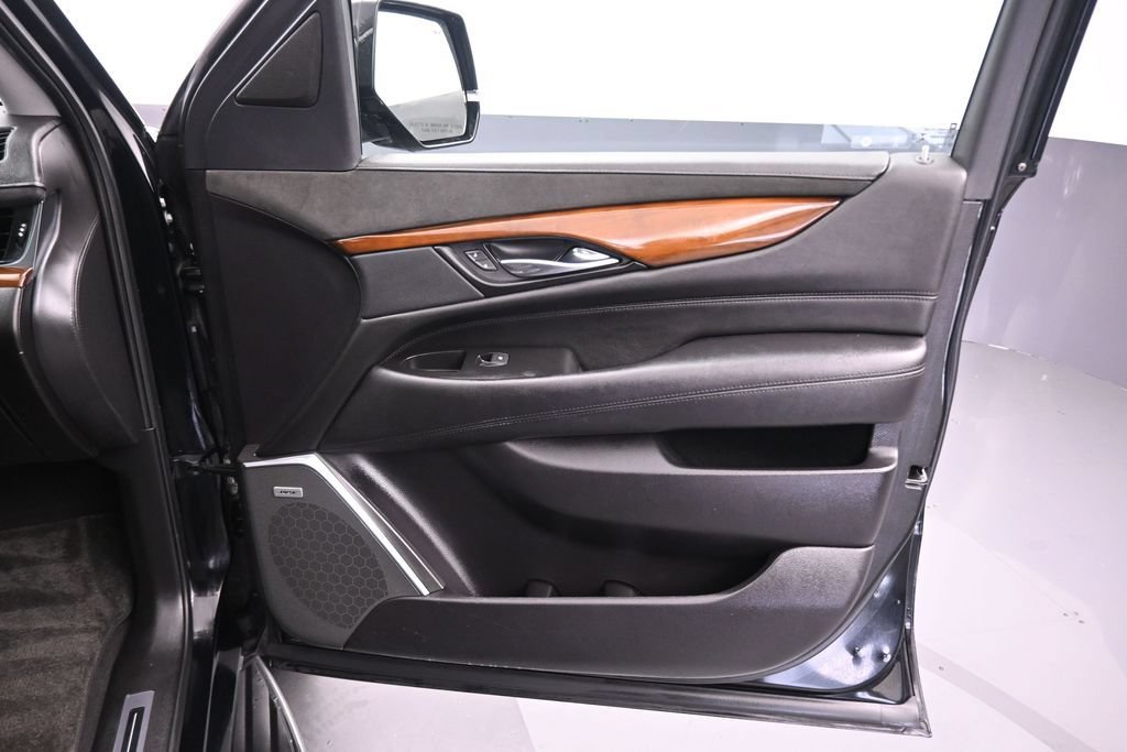 Used 2020 Cadillac Escalade Luxury w/ LPO, Radiant Package AWD/4WD image 52