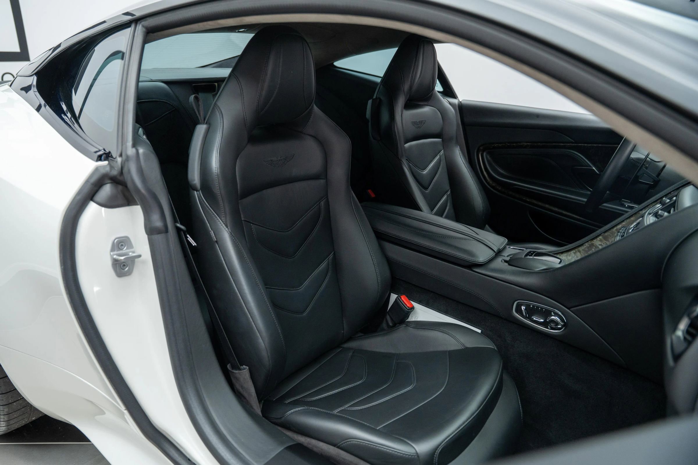 Used 2019 Aston Martin DBS Superleggera image 25