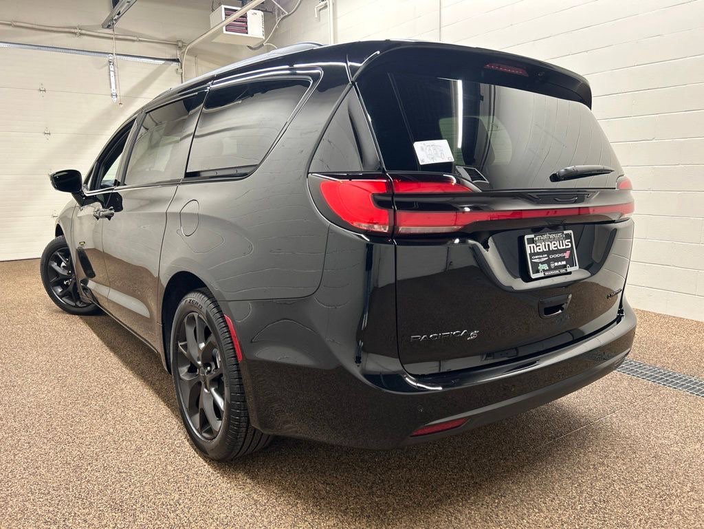 New 2027 Chrysler Pacifica Limited FWD image 4