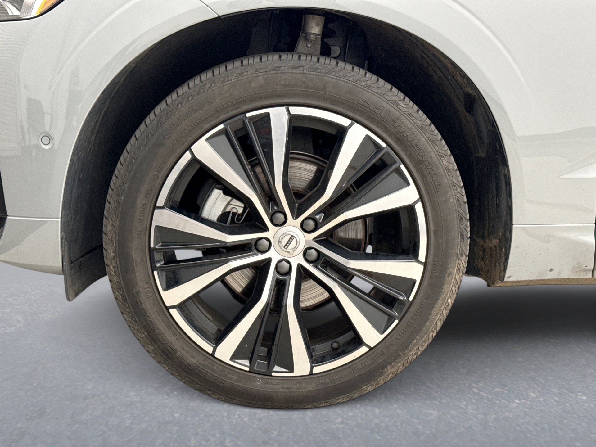 Used 2025 Volvo XC60 B5 Plus image 12