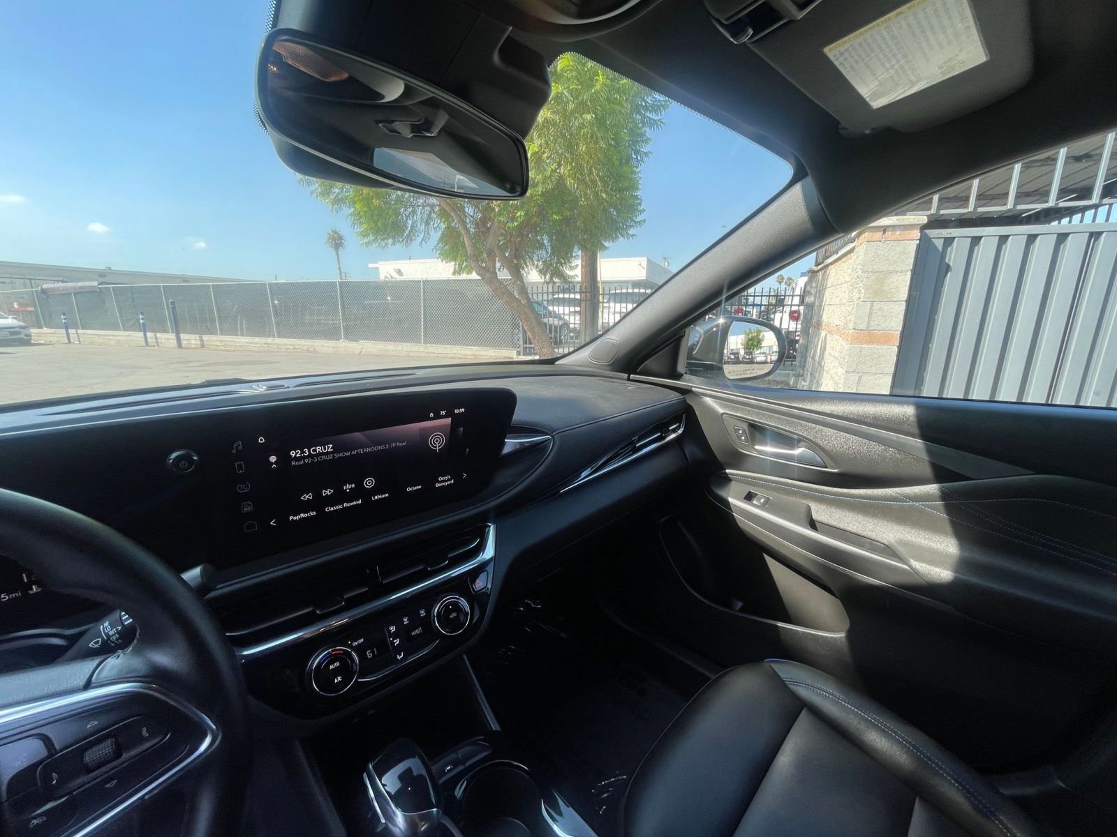 Used 2025 Buick Envista Sport Touring image 35