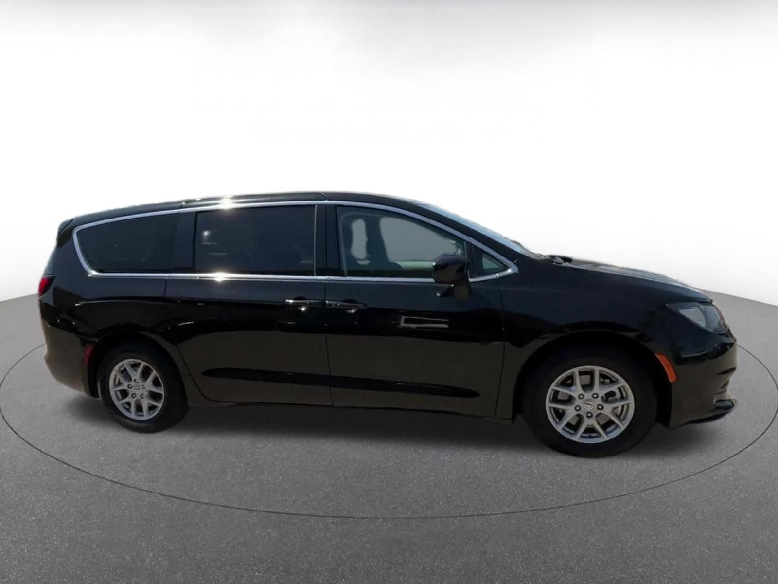 Used 2024 Chrysler Voyager LX FWD image 15
