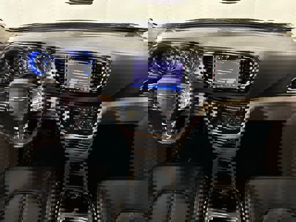 Used 2023 Chrysler Pacifica Touring-L image 35