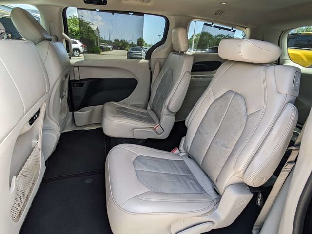 Used 2021 Chrysler Pacifica Touring-L FWD image 16