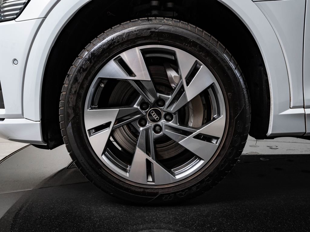Used 2022 Audi e-tron Premium Plus w/ Premium Plus Package image 13