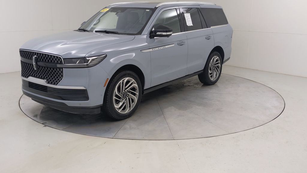 Used 2025 Lincoln Navigator Reserve image 23