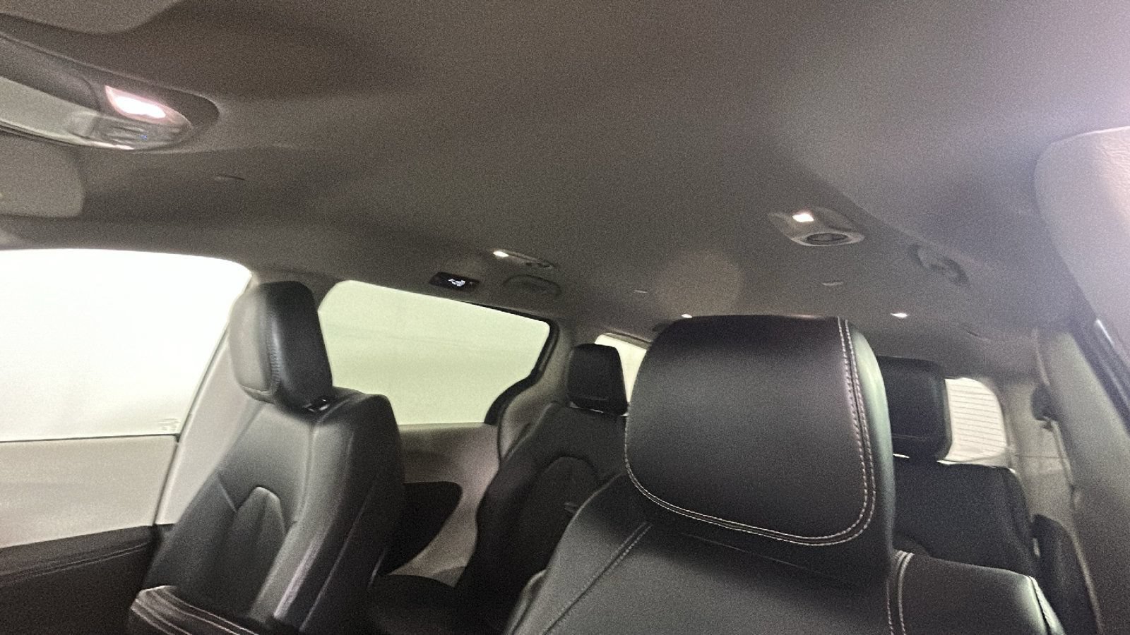 Used 2024 Chrysler Pacifica Limited FWD image 13