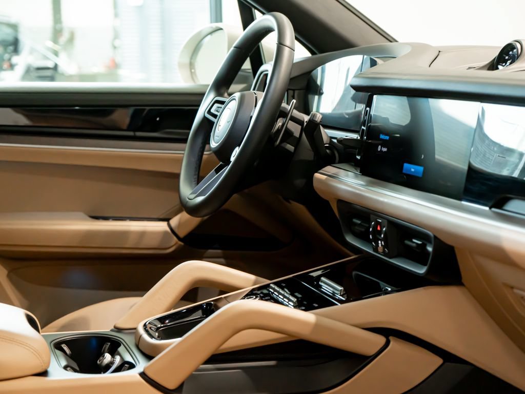 Certified 2025 Porsche Cayenne AWD/4WD image 32