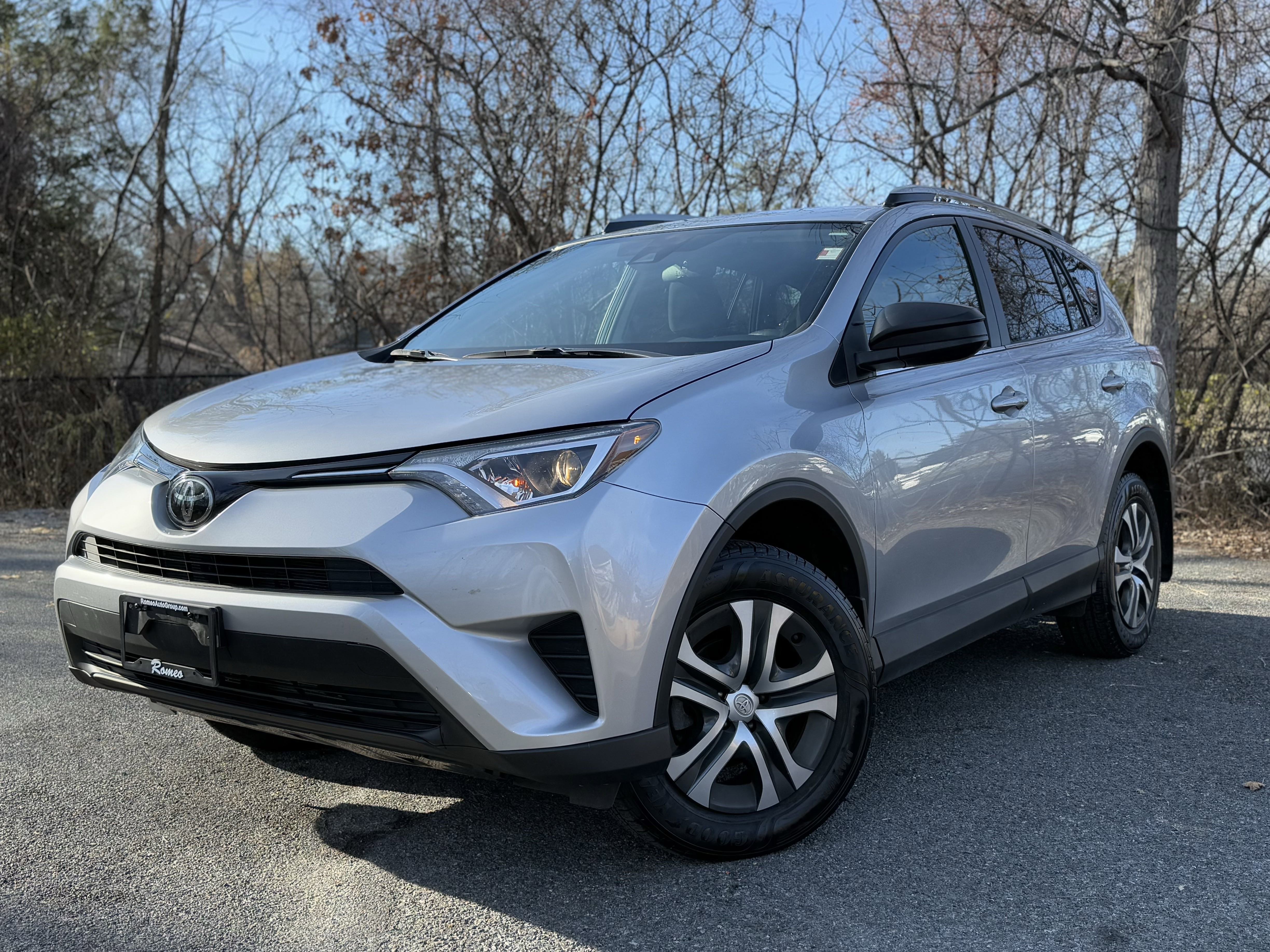 Used 2018 Toyota RAV4 LE image 1