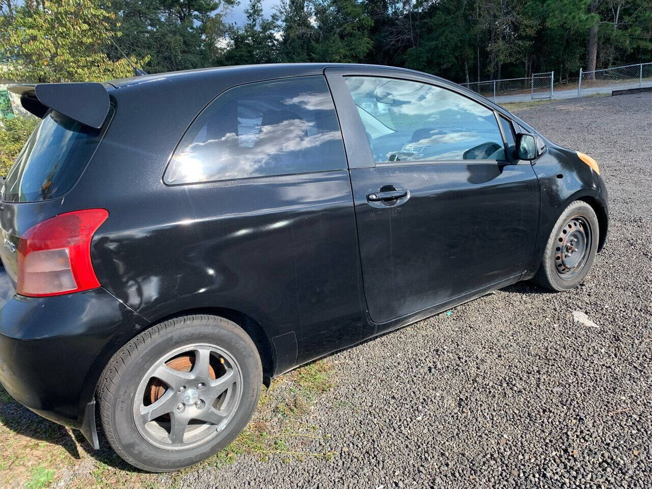 Used 2007 Toyota Yaris 2-Door Hatchback FWD image 3