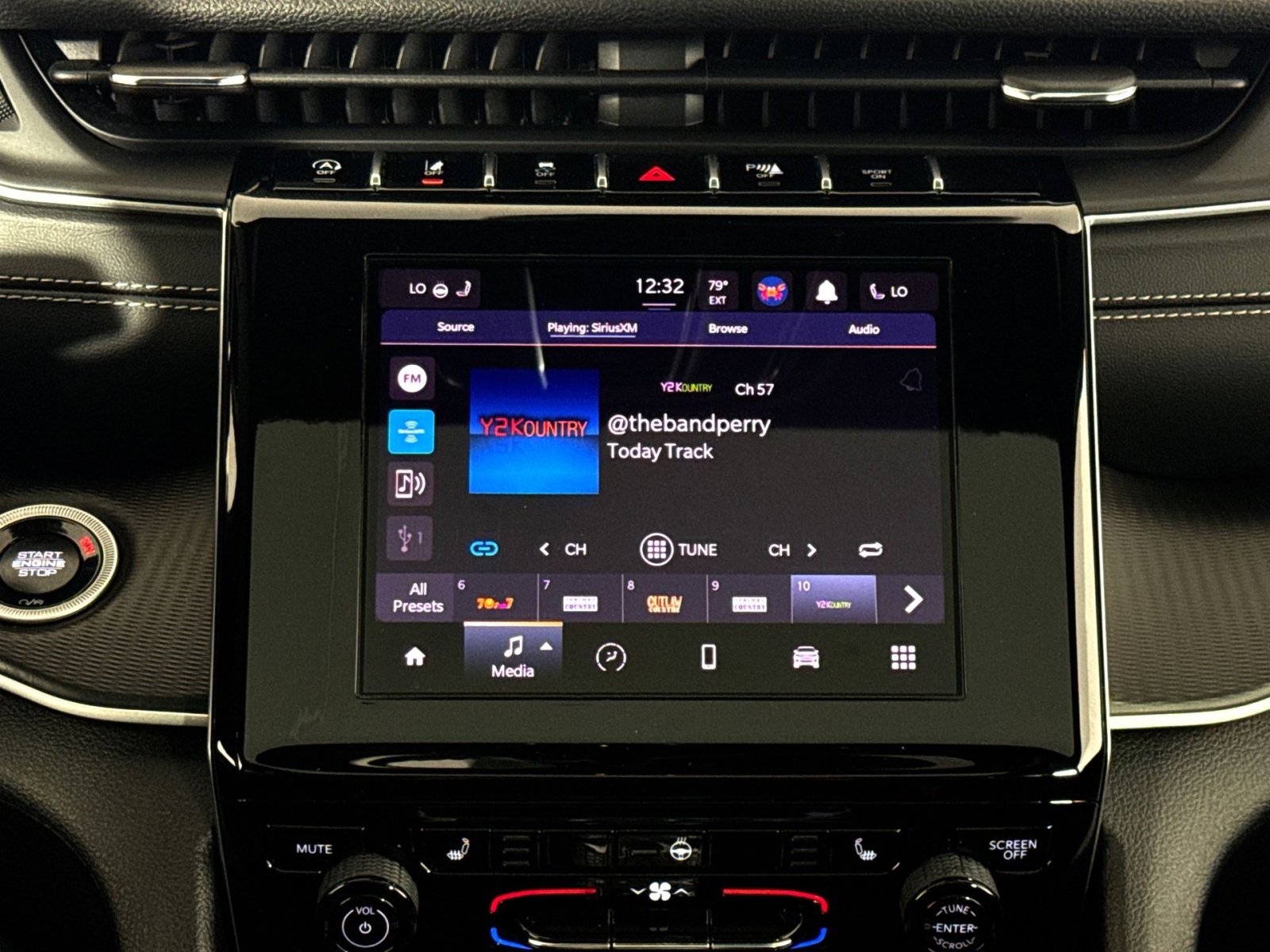 Used 2025 Jeep Grand Cherokee L Laredo w/ Luxury Tech Group I AWD/4WD image 18