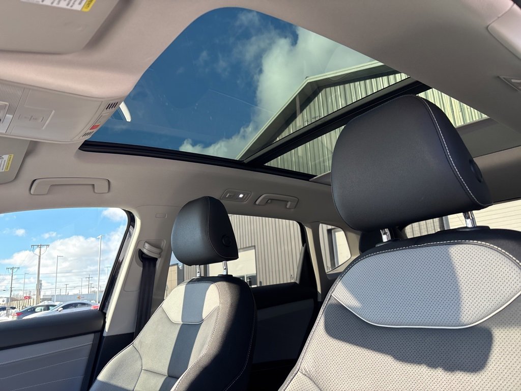 Used 2024 Volkswagen Taos SEL image 16