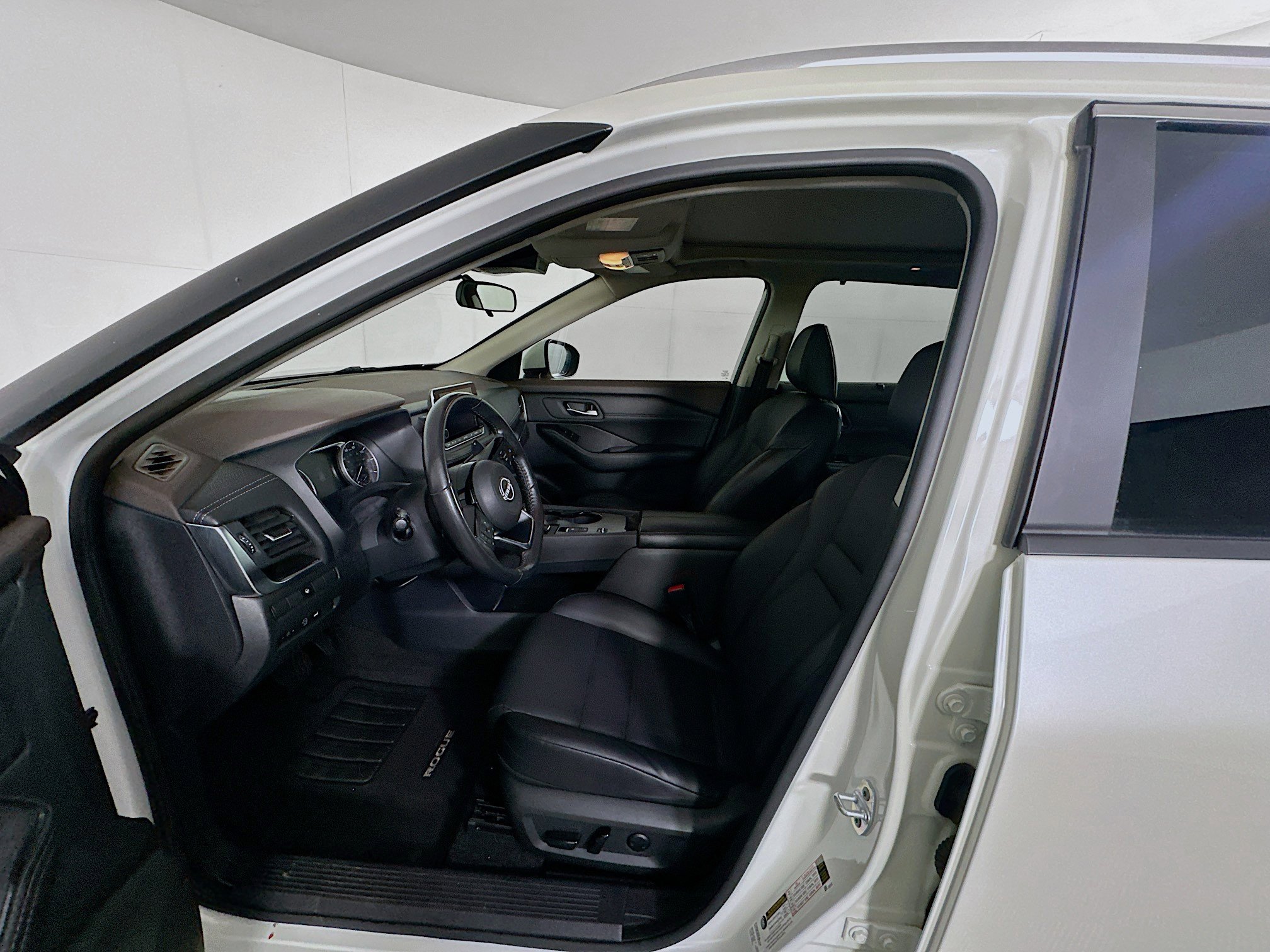 Used 2023 Nissan Rogue SV w/ SV Premium B Package image 13