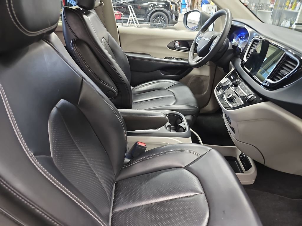 Used 2023 Chrysler Pacifica Touring-L FWD image 10