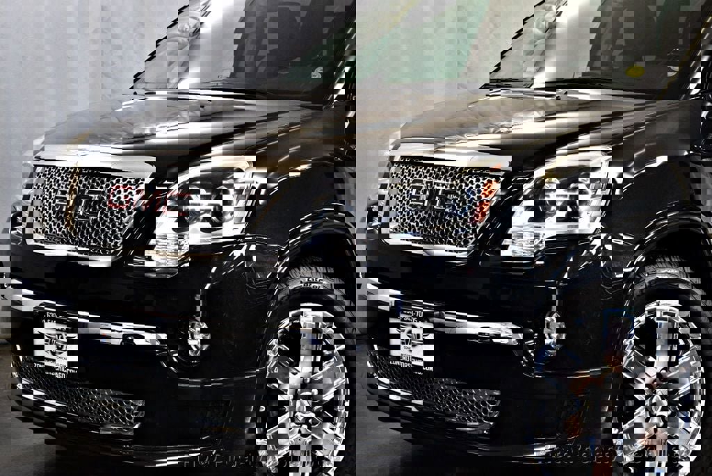 Used 2011 GMC Acadia Denali image 2